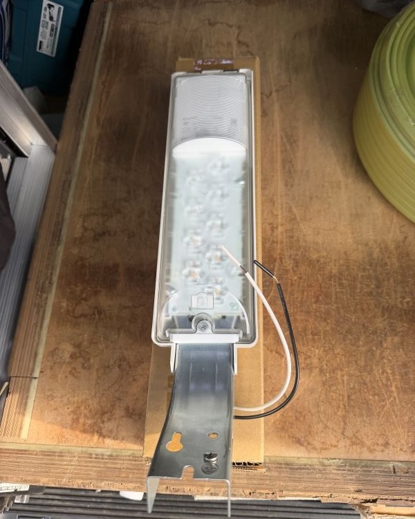 取り付け前の新しいLED階段灯本体