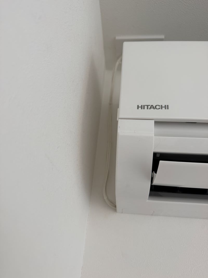 2階の壁面に設置した日立白くまくんエアコン室内機の側面