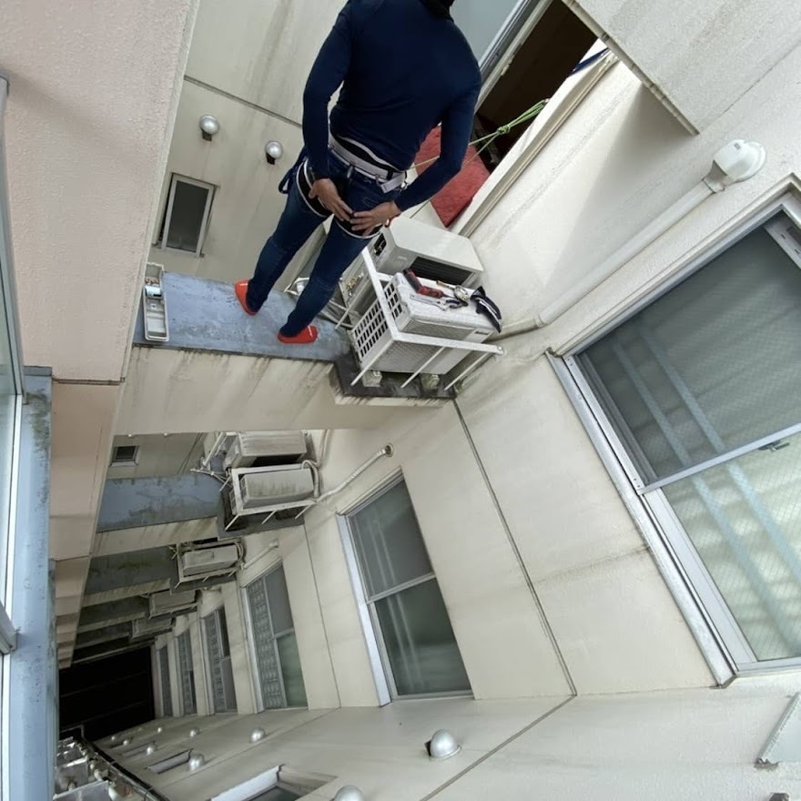 ティアラ大津7階のロープアクセスエアコン取り付け