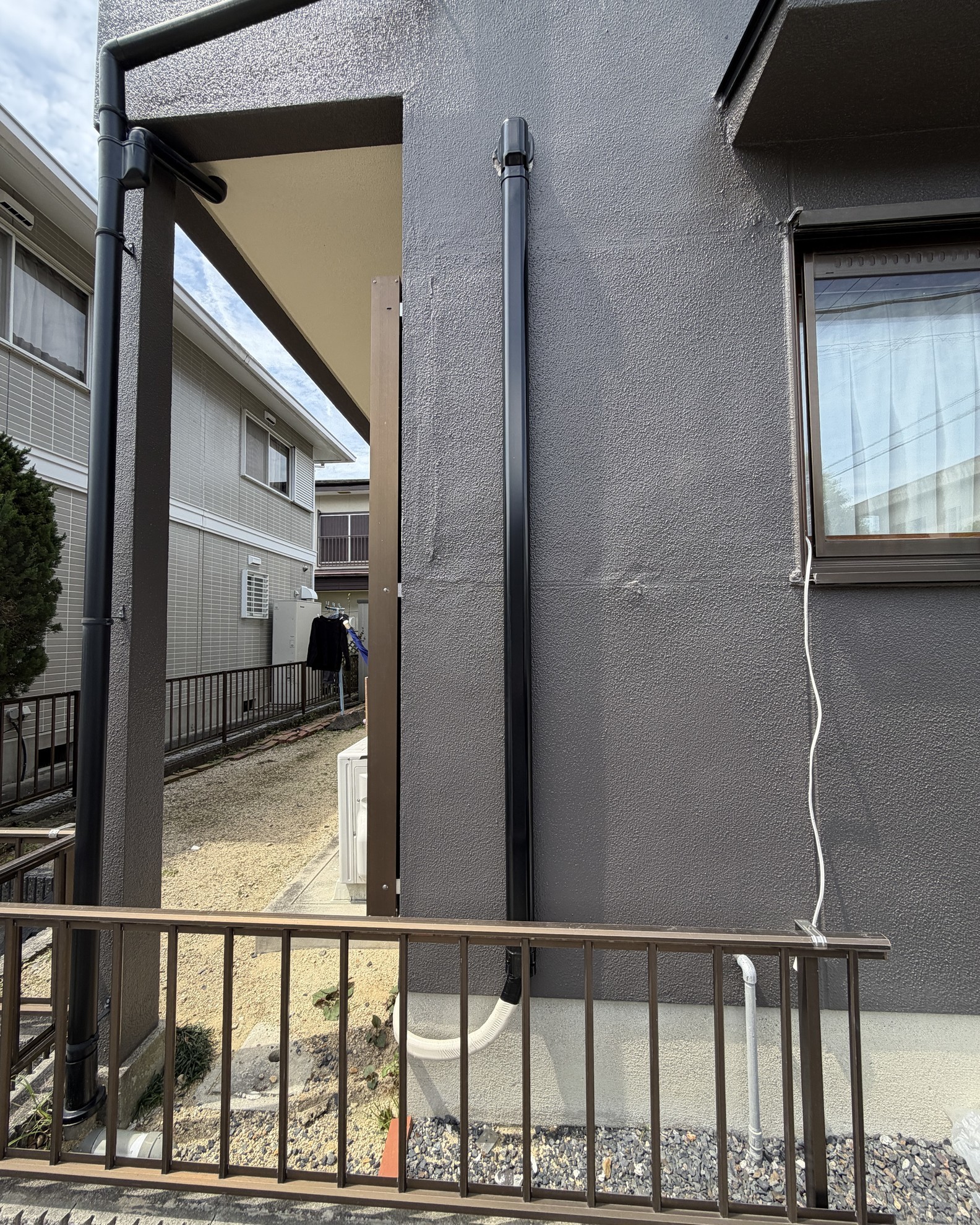 引っ越し先の戸建ての新設の屋外化粧カバーの取り付け