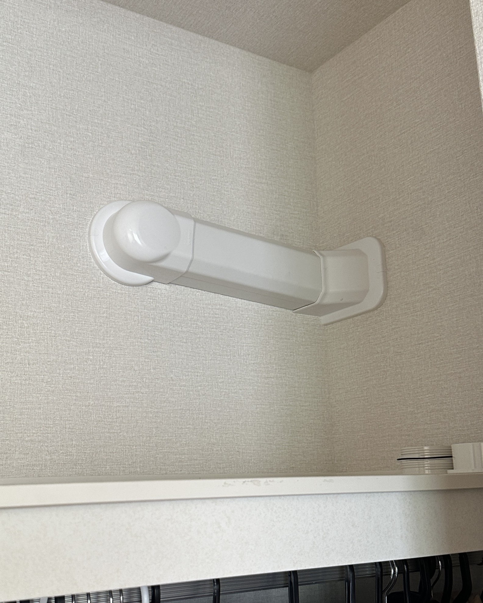 エアコンの屋内化粧カバー取り付け