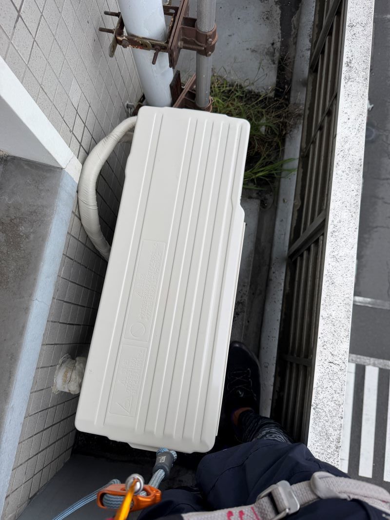 狭いサービスバルコニーへ設置したエアコン室外機