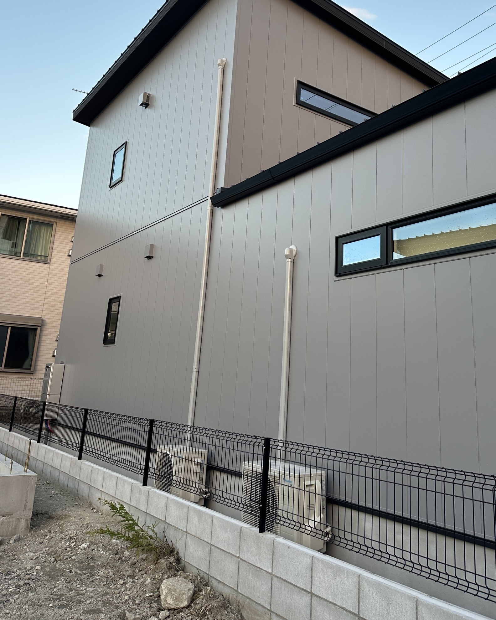 狭い通路の高所作業のエアコン取り付け