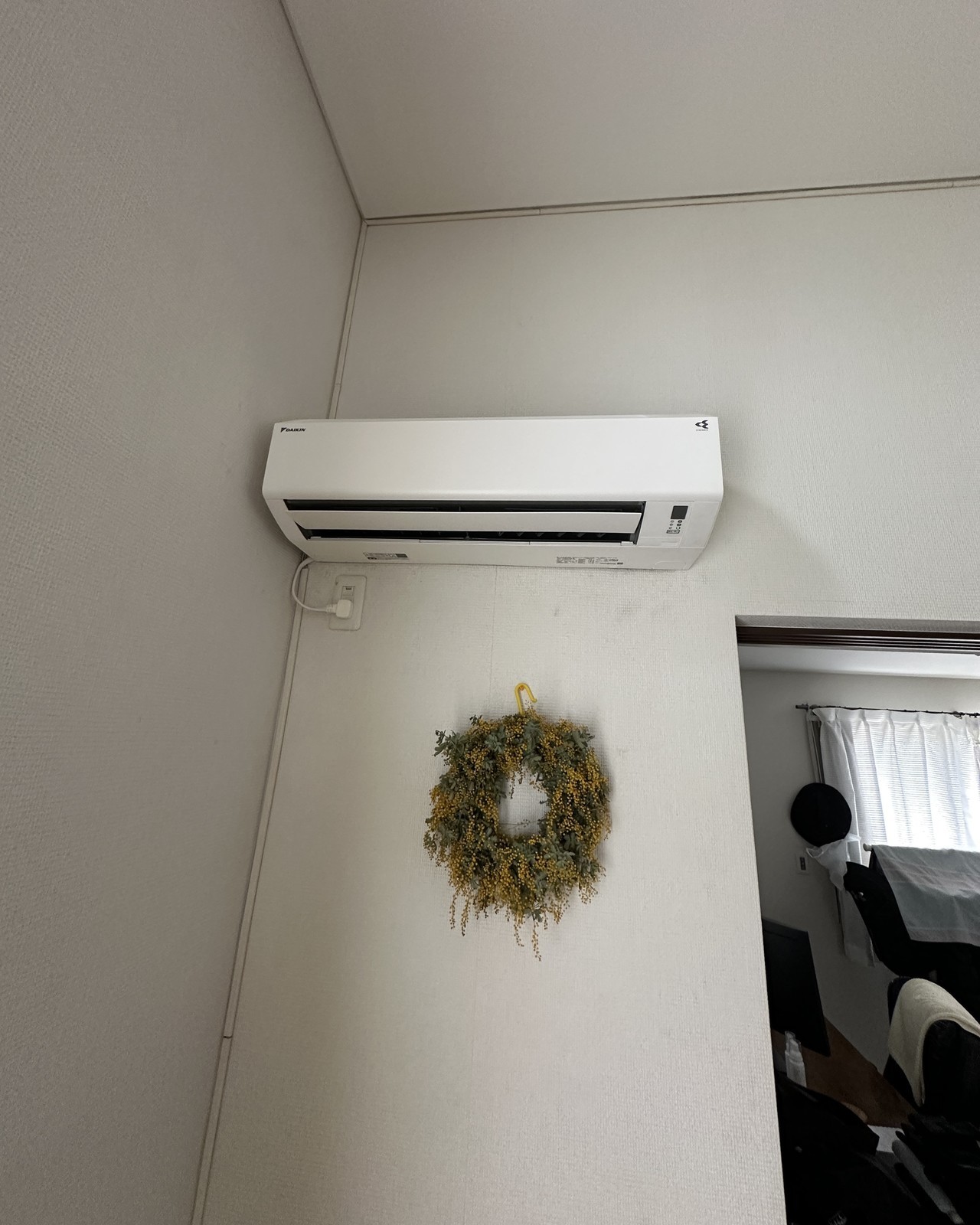 大津市｜2階アパートの室外機の専用カゴのエアコンの取り付け