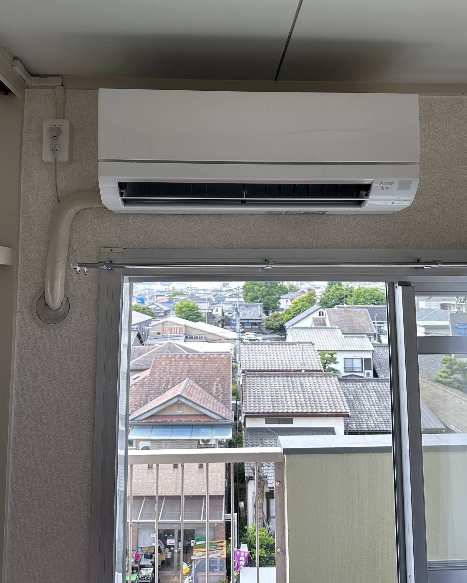 団地5階の部屋エレベータ無しのエアコン取り付け｜公団ボルト
