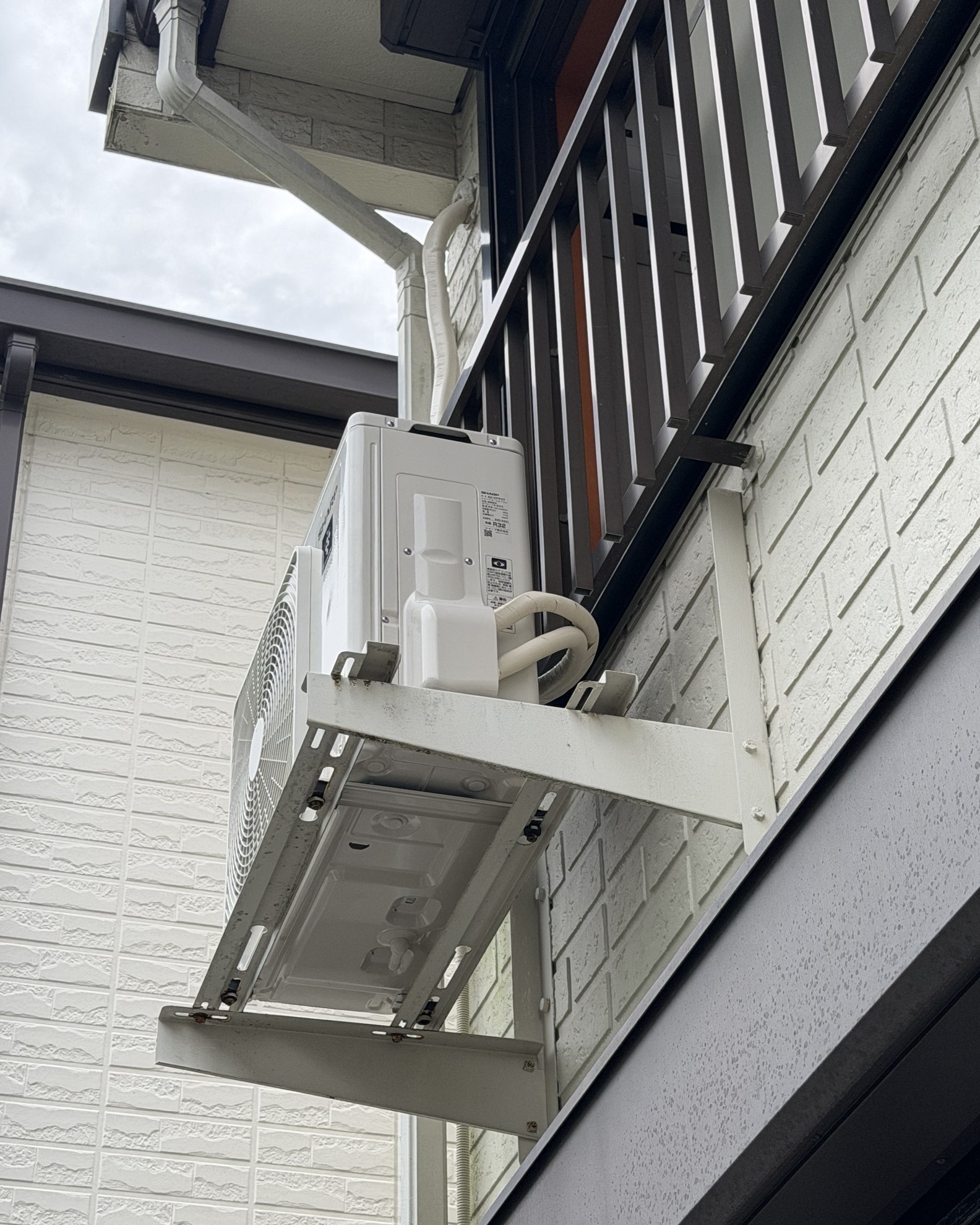 【草津市】アパート2階の壁面架台にエアコン取り付け｜古い架台・錆びたビスの難所工事