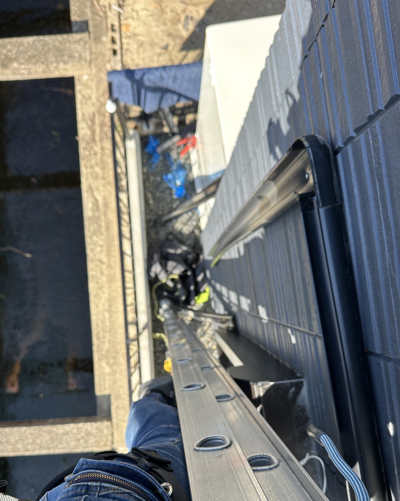 他社が断った2階屋上のエアコン入れ替え｜ロープアクセスで解決