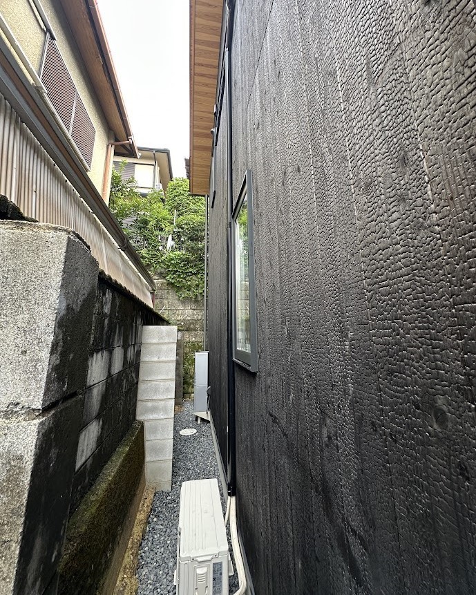 難所の高所作業のエアコン取り付け