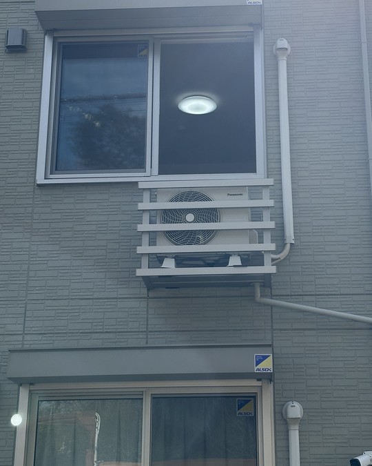 大津市】2階アパート正面の室外機カゴへエアコン取付｜梯子での高所