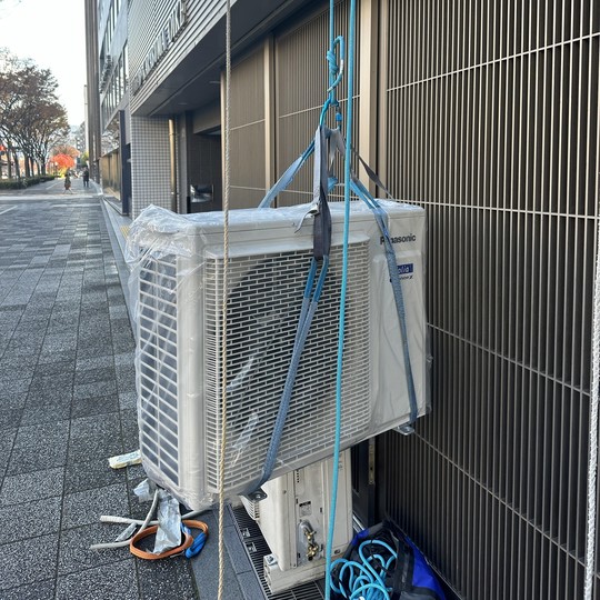 ロープアクセスで2階マンションのベランダにエアコンの重量物の室外機 