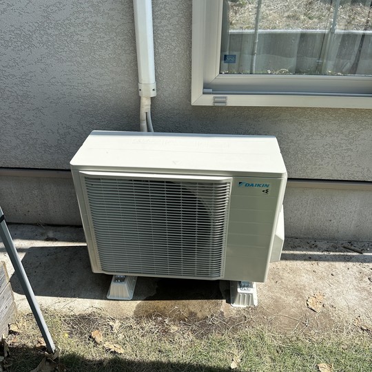 エアコン修理の依頼から入れ替えに変更｜室外機ウッドデッキの下に囲ま