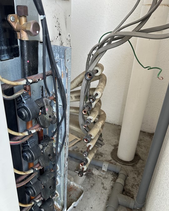 エアコン工事の紹介 - 滋賀県難所の高所作業エアコン取り付け